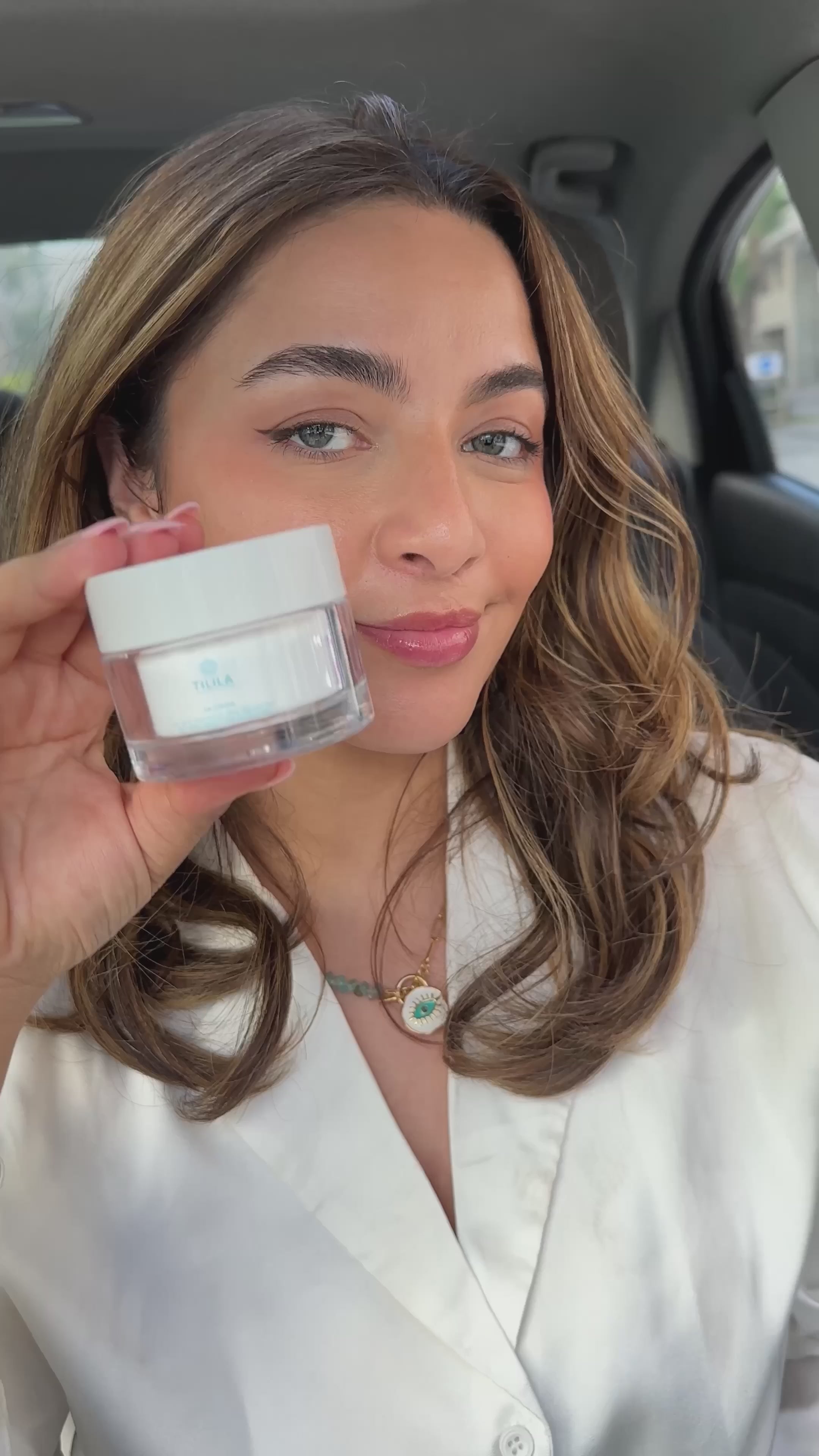 Charger la vidéo : Les bienfaits de la gamme visage Tilila, éclat, Hydratation, gommage, nettoyage et anti âge